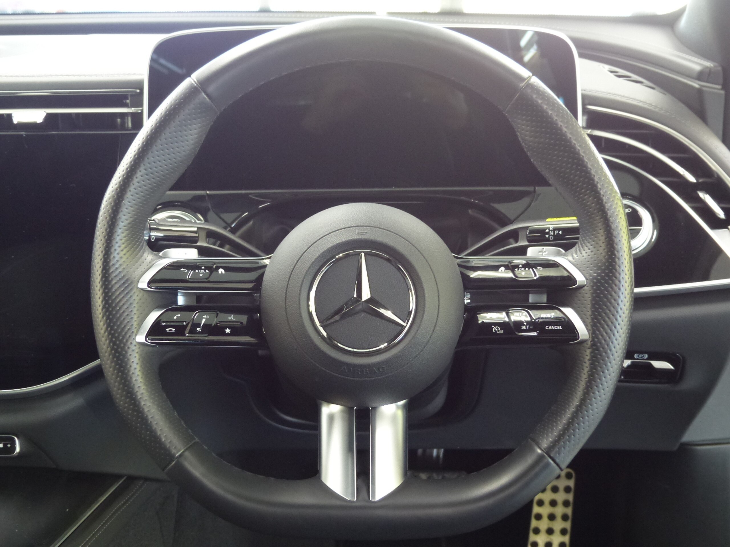 Mercedes-Benz E-Class E200 Avantgarde AMG Line Package (ISG Model) MP202401 Current D Interior & Leather EXC & Advanced P Black Nappa Leather Panorama Sunroof MBUX AR Navigation Digital Terrestrial 360 Camera New Steering HUD Burmester Air Balance P Seat Heater Front Seat Ventilation AMG Aero & 19AW Non-Smoking Warranty Transfer (Obsidian Black) — photo 9