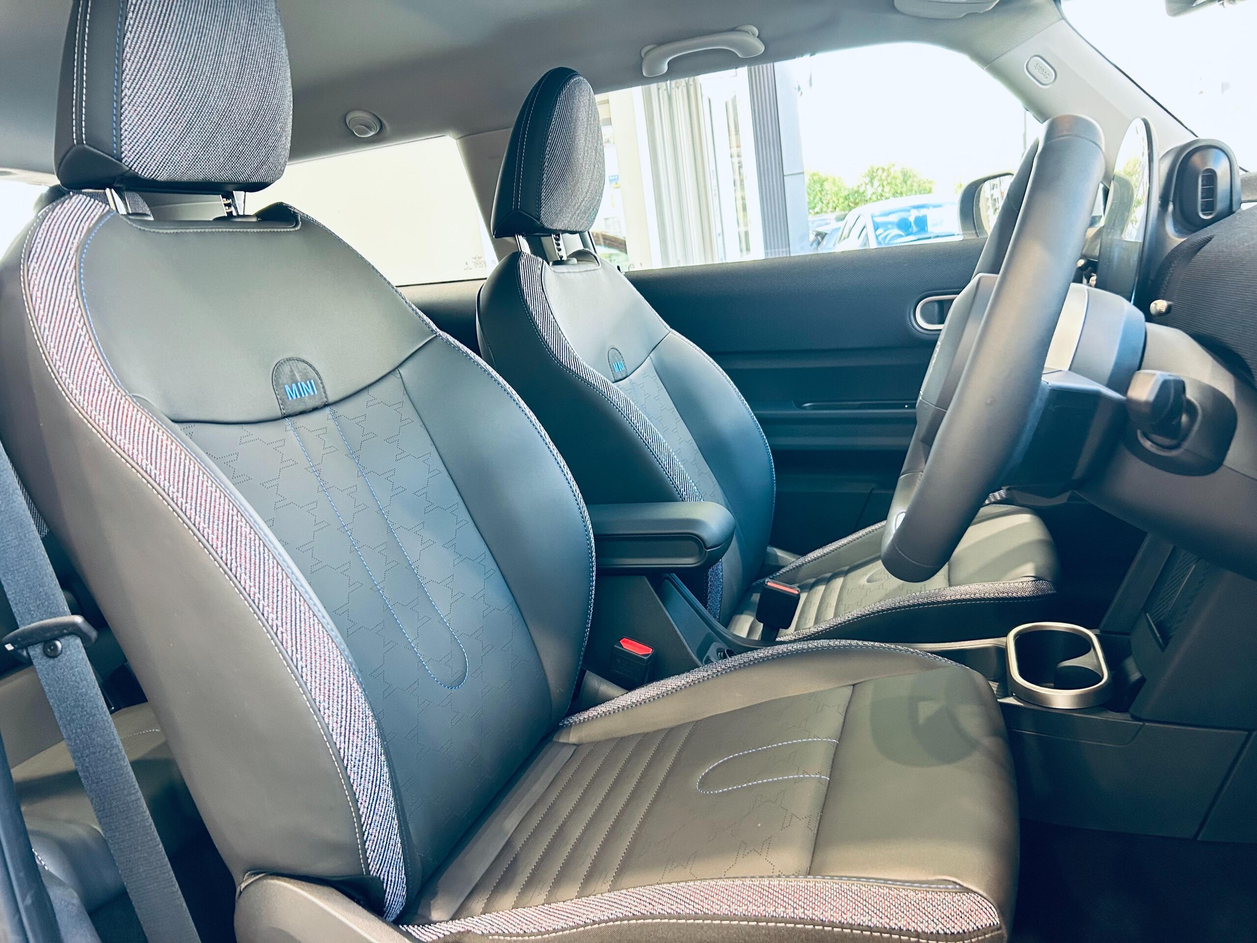 Mini Cooper C 3-Door DCT Classic Trim HUD Genuine Navi Backup Camera Apple CarPlay Genuine 16-inch AW LED Headlights Clearance Sonar Blind Spot Half Leather Seat Heater Steering Heater Wireless Charging Smart Key (Icy Sunshine Blue) — photo 9