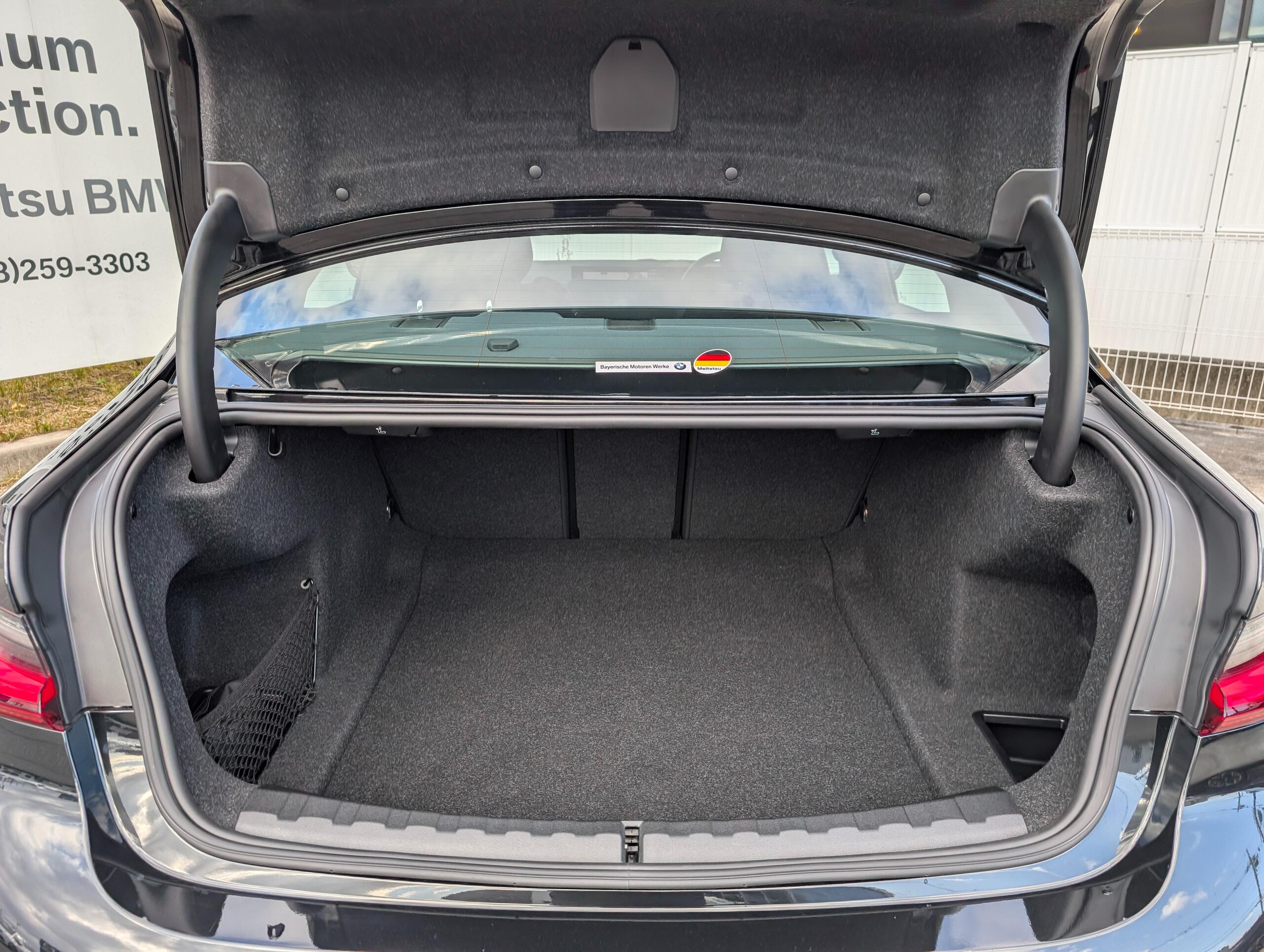 BMW 3 Series 318i M Sport — photo 7