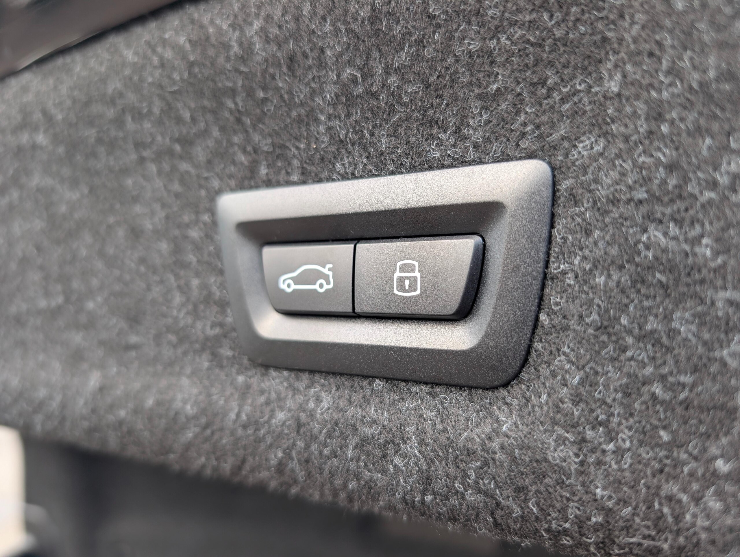 BMW 3 Series 318i M Sport — photo 8