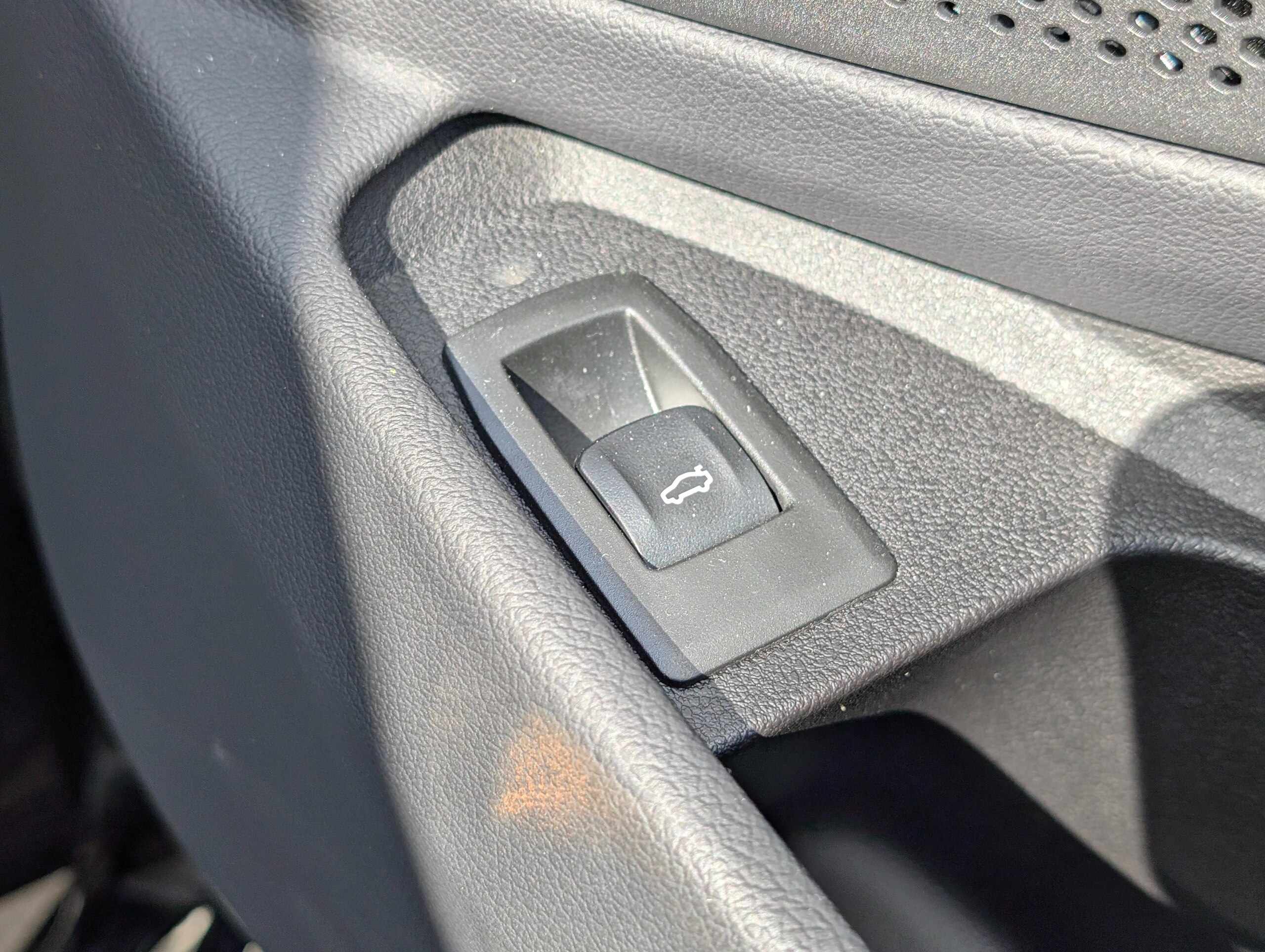 BMW 3 Series 318i M Sport — photo 9