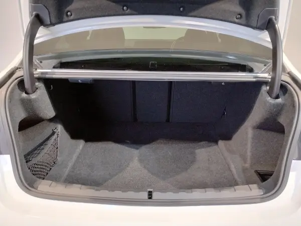 BMW 3 Series 320i M Sport — photo 8