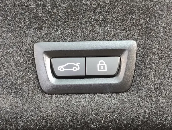 BMW 3 Series 320i M Sport — photo 9