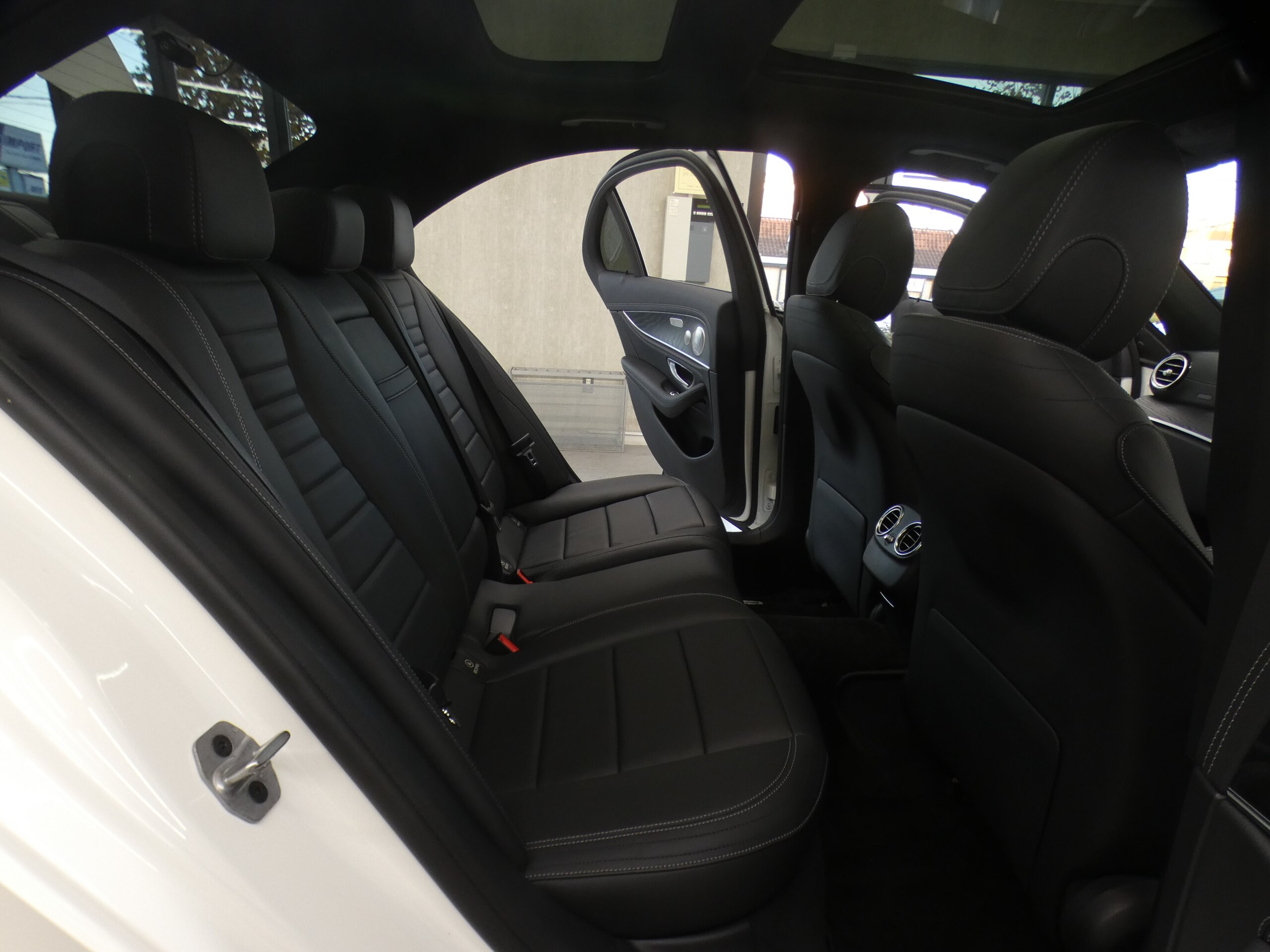 Mercedes-Benz E-Class E350 de Sport Diesel Turbo Exclusive Package Late Model Panorama Sunroof Non-Smoking Black Leather HUD RSP Distronic MBUX CarPlay Navigation TV Burmester Front Massage Seats 360 Camera Multibeam LED 18AW (Diamond White) — photo 9