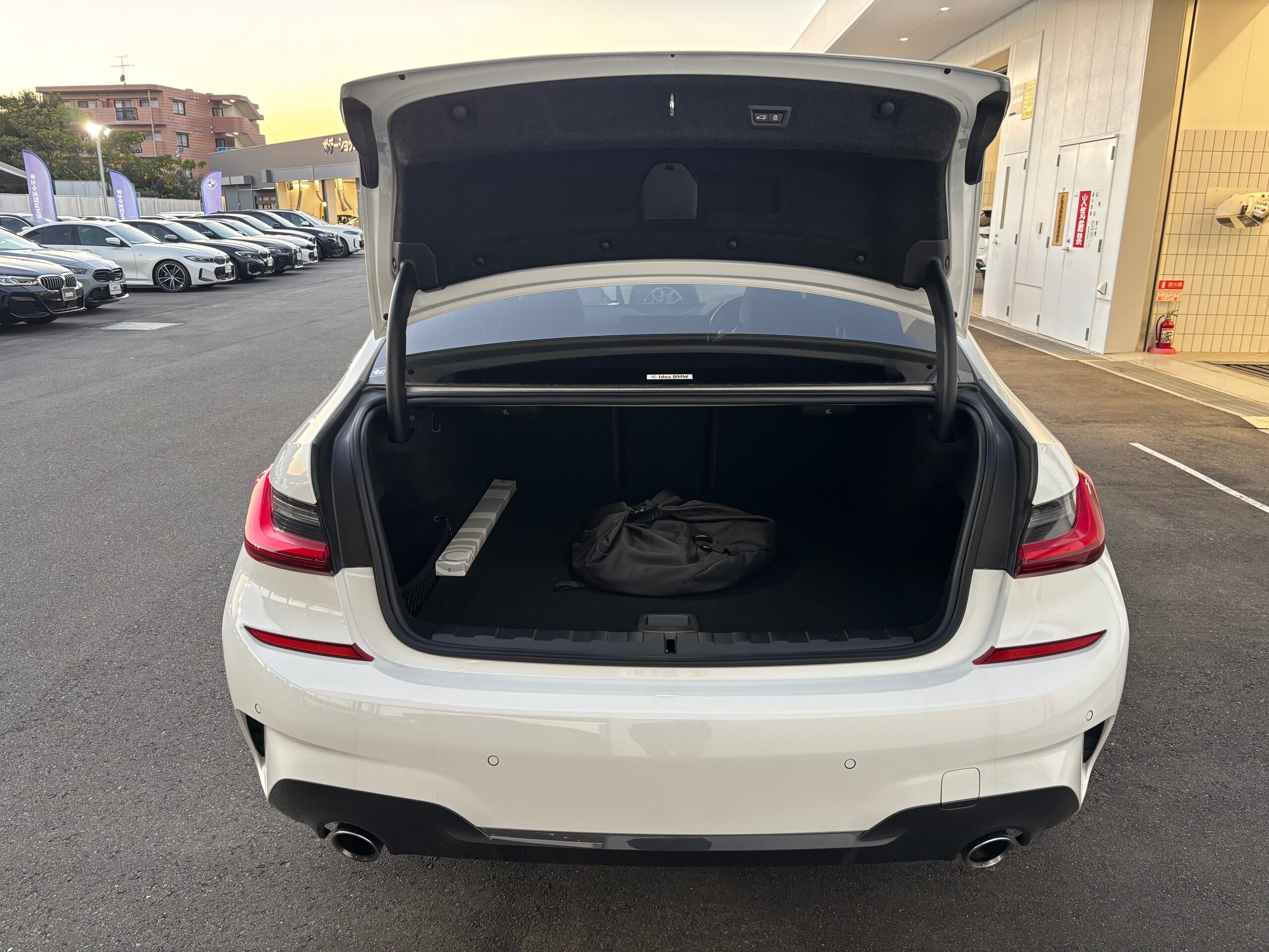 BMW 3 Series 330e M Sport — photo 7