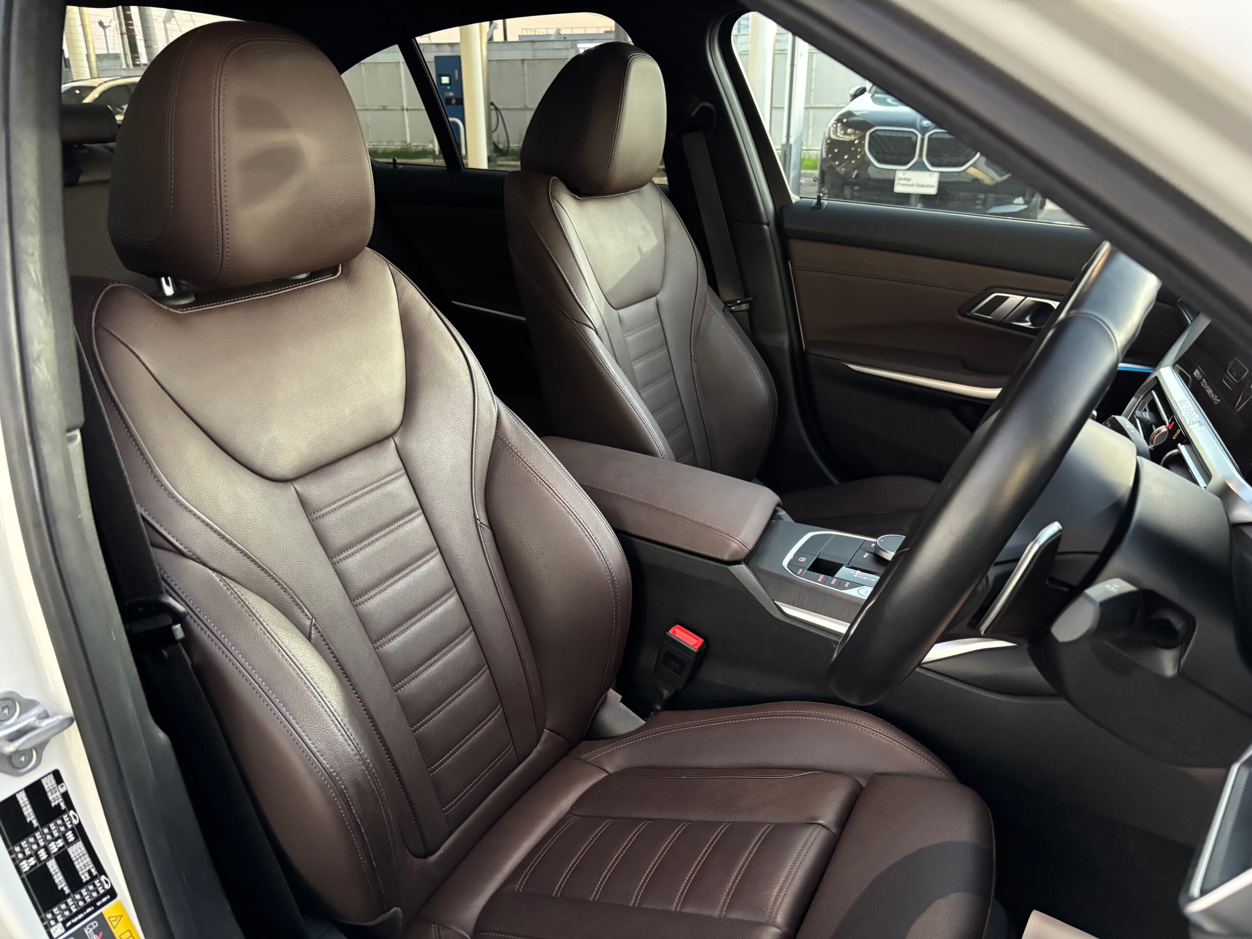 BMW 3 Series 330e M Sport — photo 9