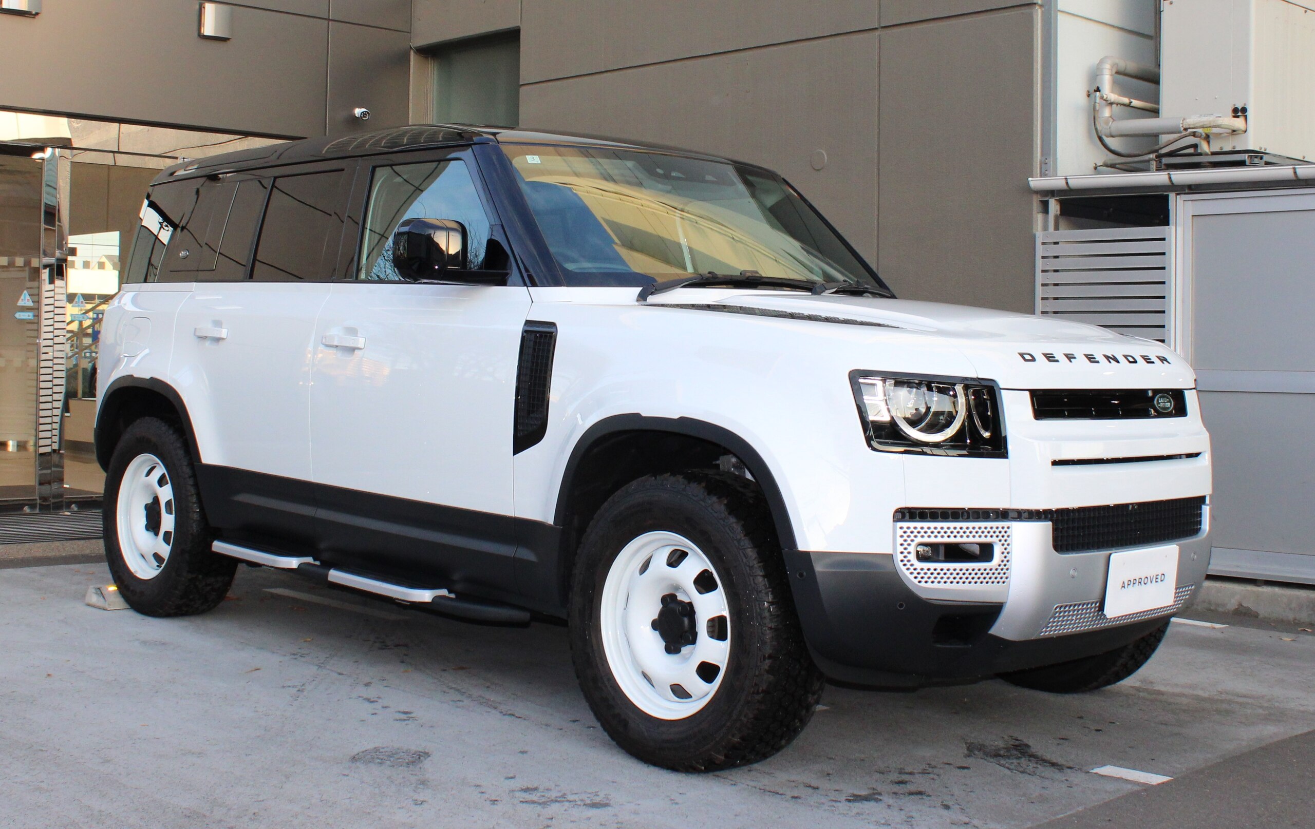 2024 Landrover Defender — photo 2