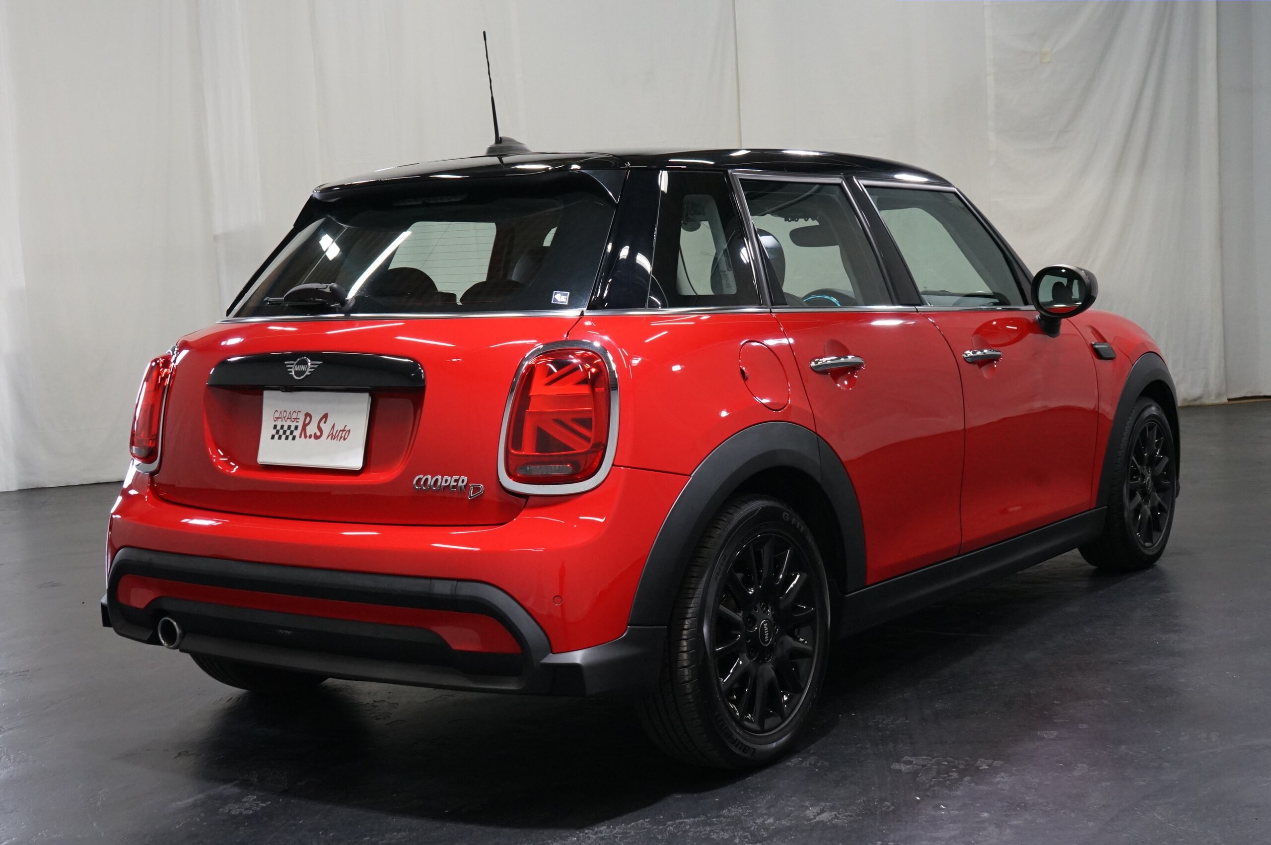 Mini Cooper D 5-Door DCT Classic Trim F55 Late Model Diesel Collision Mitigation Braking Non-Smoking TV Navigation LED Headlights Rear Camera Turbo Half Black Leather 16AW Cruise Control Bluetooth Connection Bonnet Stripe Intelligent Safety (Chili Red Solid/Black Roof) — photo 8