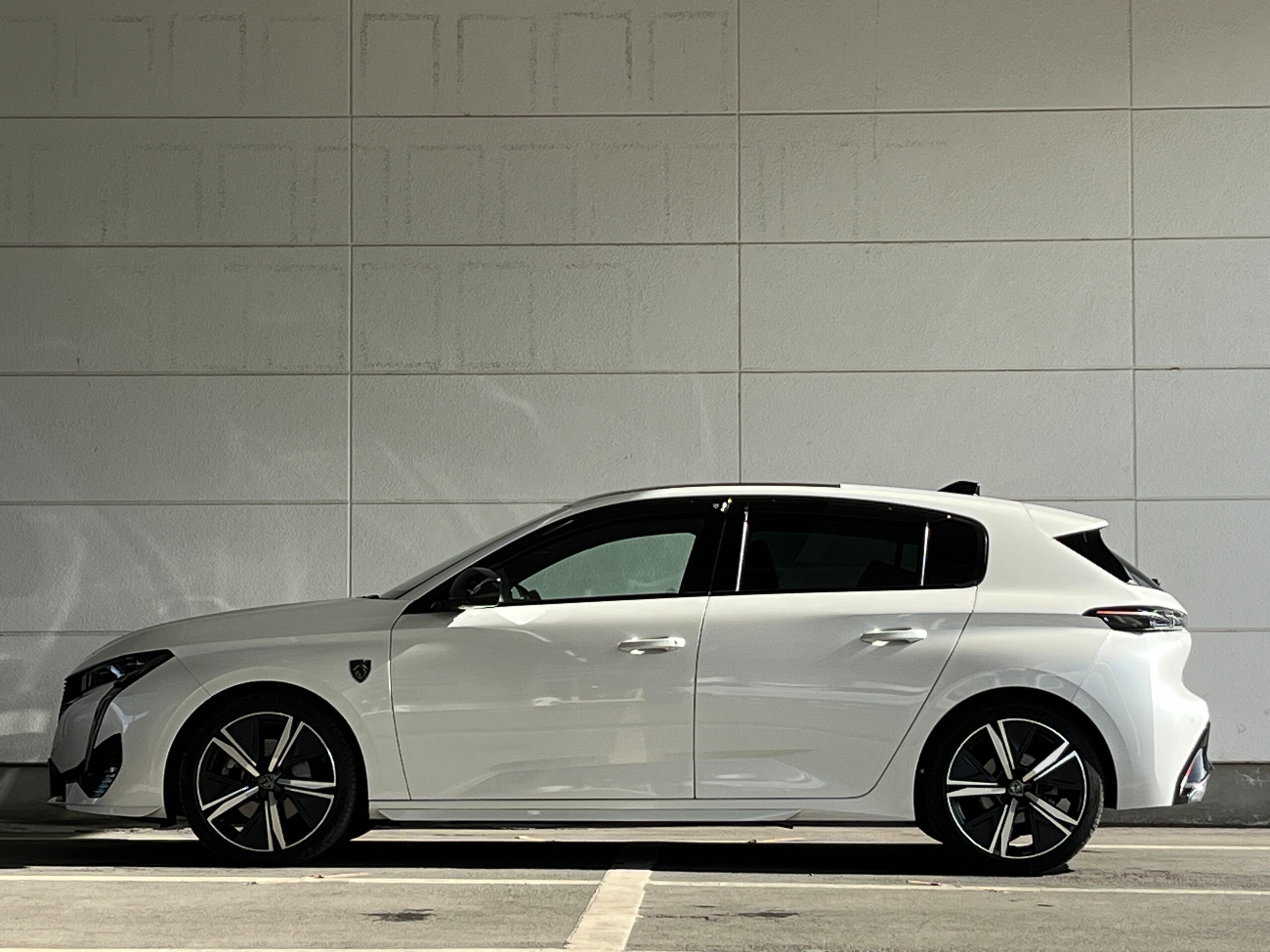 Peugeot 308 GT BlueHDi Blue Nappa Edition Diesel Turbo with Factory Navigation, CarPlay, LED Lights, Exclusive Leather Seats (Pearl) — photo 8