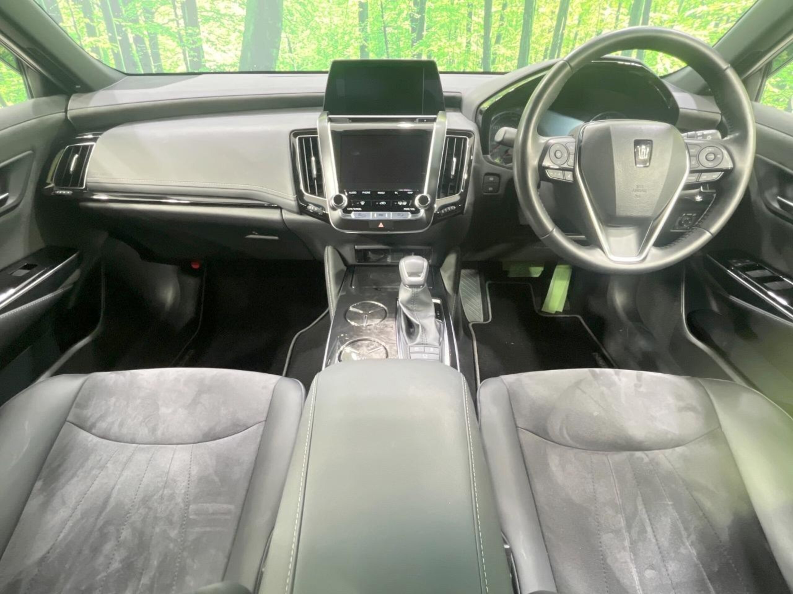 2020 Toyota Crown — photo 2