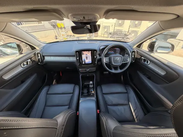 2022 Volvo Xc40 — photo 2