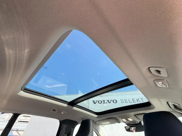 Volvo XC40 Ultimate B4 AWD 4WD (Onyx Black Metallic) — photo 9