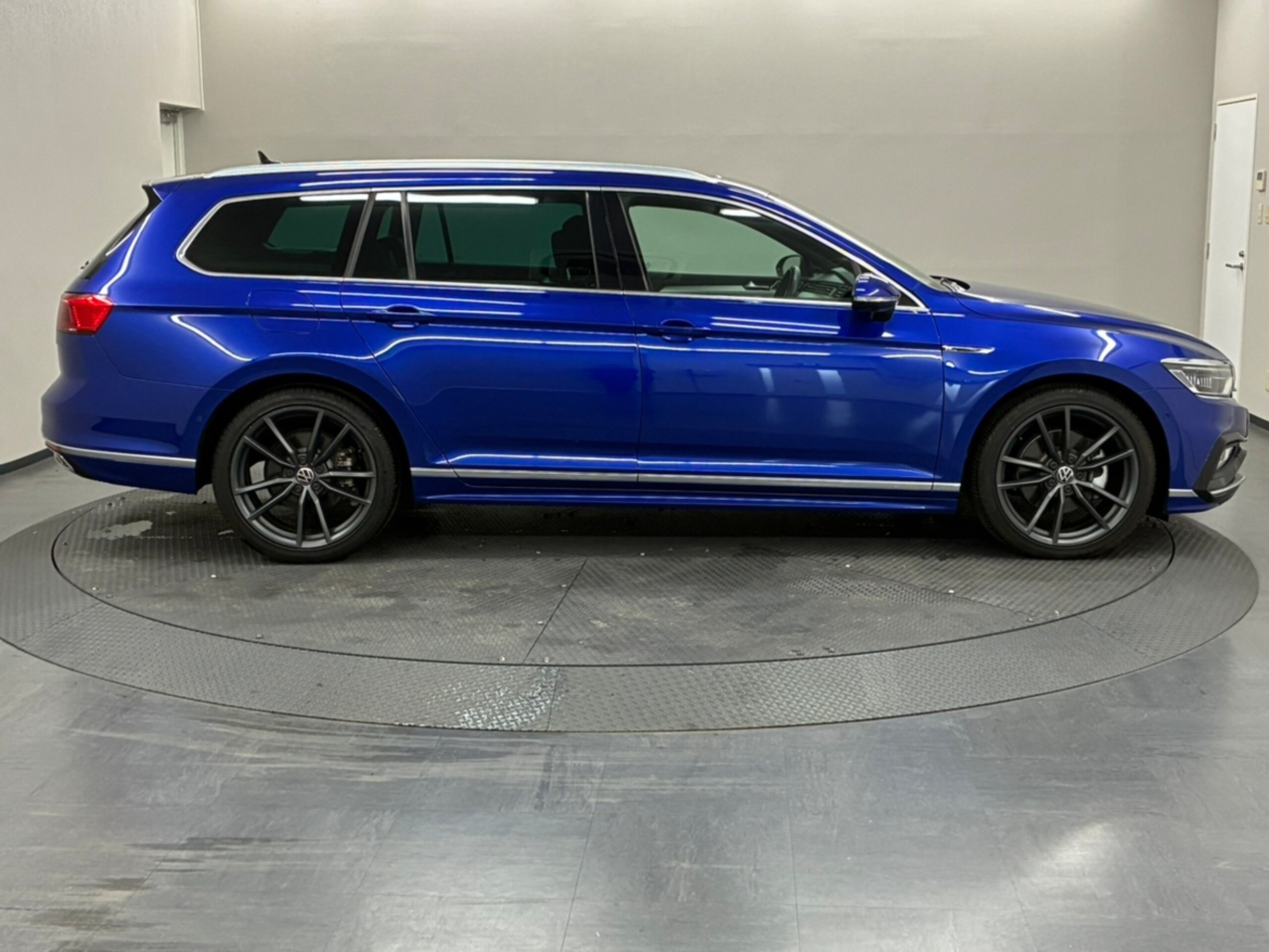 2023 Volkswagen Passat — photo 3