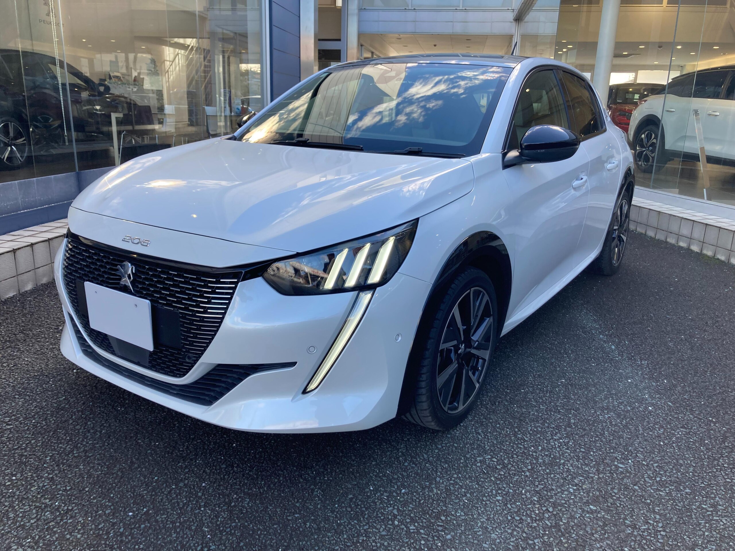 Peugeot 208 GT Line with Dashcam, ACC, Apple CarPlay & Android Auto, Genuine Alloy Wheels, LED Headlights (Pearl White)