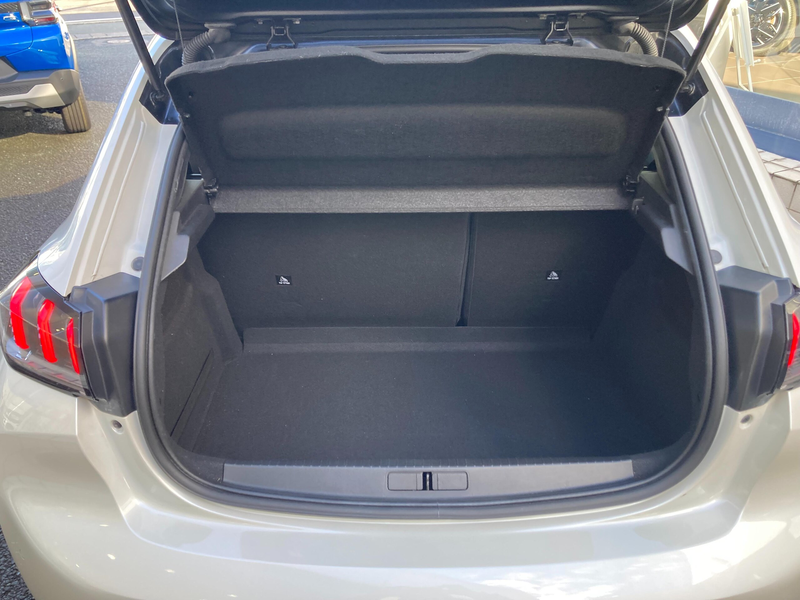 Peugeot 208 GT Line with Dashcam, ACC, Apple CarPlay & Android Auto, Genuine Alloy Wheels, LED Headlights (Pearl White) — photo 7