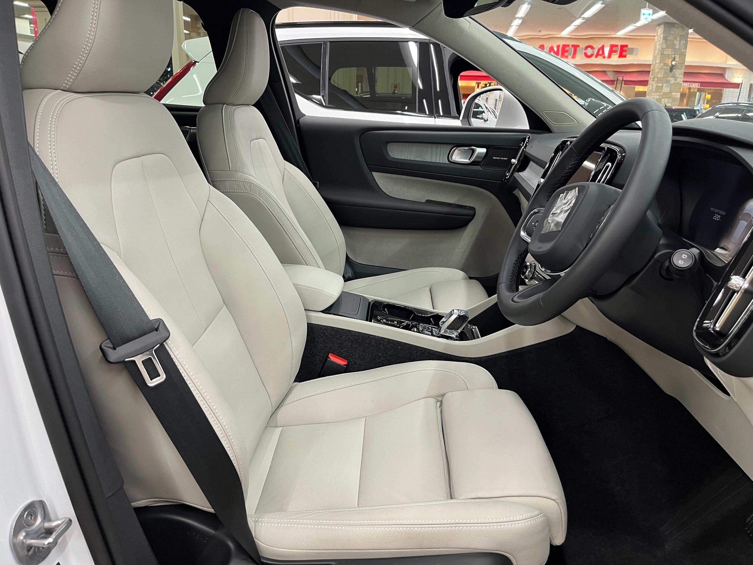 Volvo XC40 Ultimate B4 AWD — photo 7