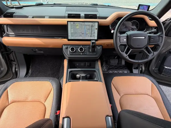 Land Rover Defender 110 X Dynamic HSE 3.0L D300 Diesel Turbo 4WD Air Suspension Pack Fixed Side Step Illuminated Scuff Panoramic Roof Non-Smoker (Grey Black Two-Tone) — photo 7