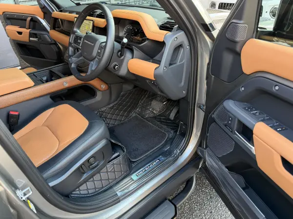 Land Rover Defender 110 X Dynamic HSE 3.0L D300 Diesel Turbo 4WD Air Suspension Pack Fixed Side Step Illuminated Scuff Panoramic Roof Non-Smoker (Grey Black Two-Tone) — photo 8