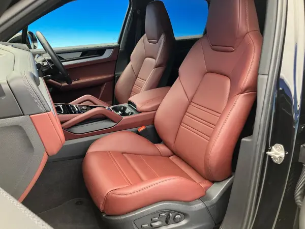 Porsche Cayenne S Tiptronic S 4WD Club Leather Interior (Basalt Black/Barrique Red) High Gloss Black Sports Design Package 21in Navigation RS Spider Design Alloy Wheels (High Gloss Black Paint) Sports Exhaust System (Chromite Black Metallic) — photo 8