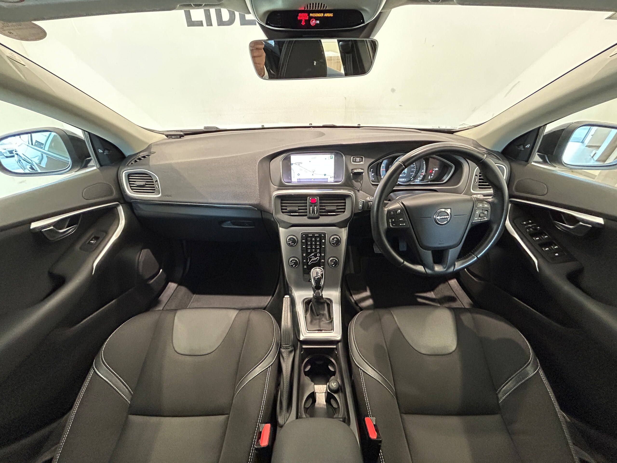 2019 Volvo V40 — photo 2