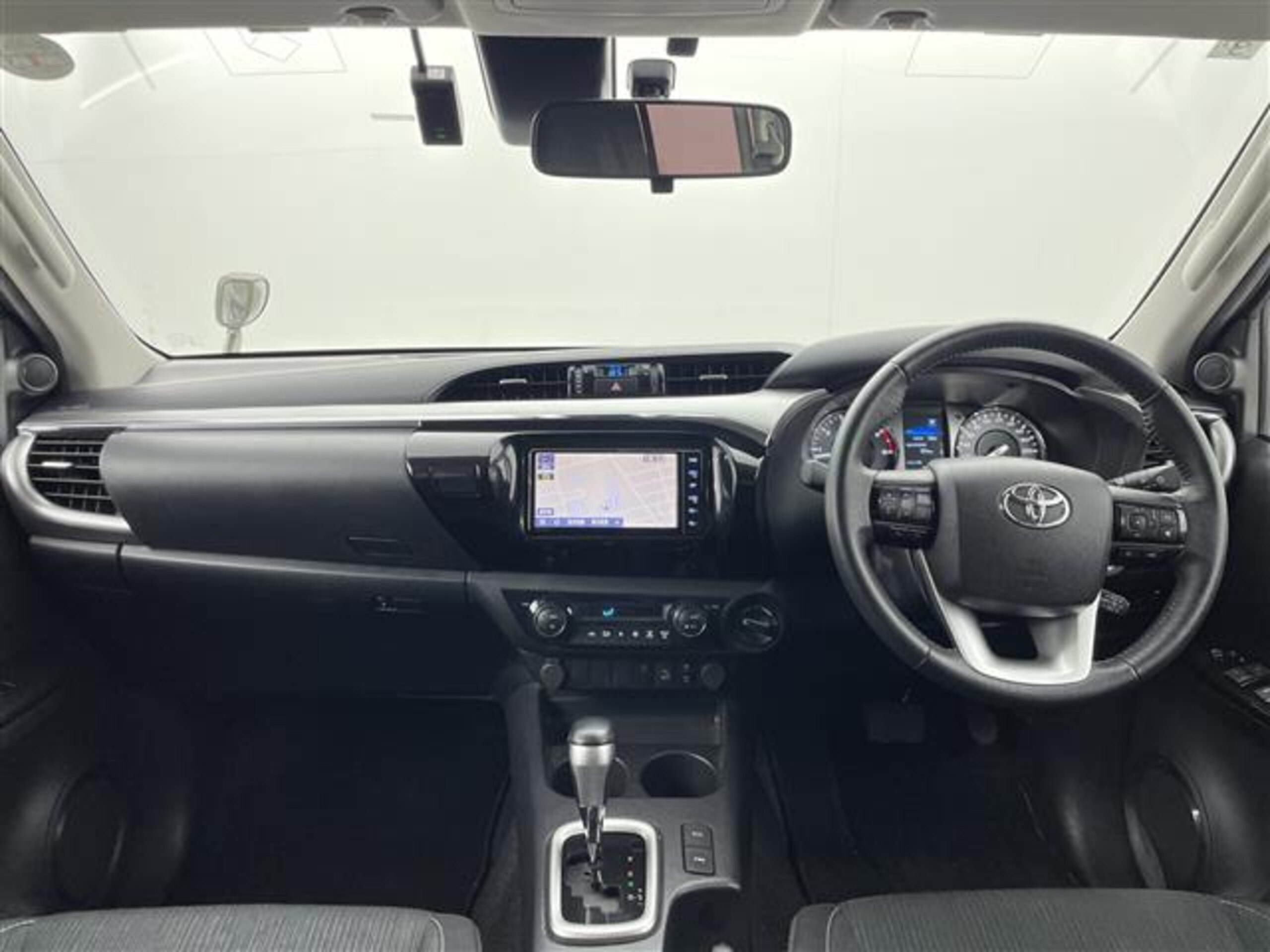 2023 Toyota Hilux — photo 2