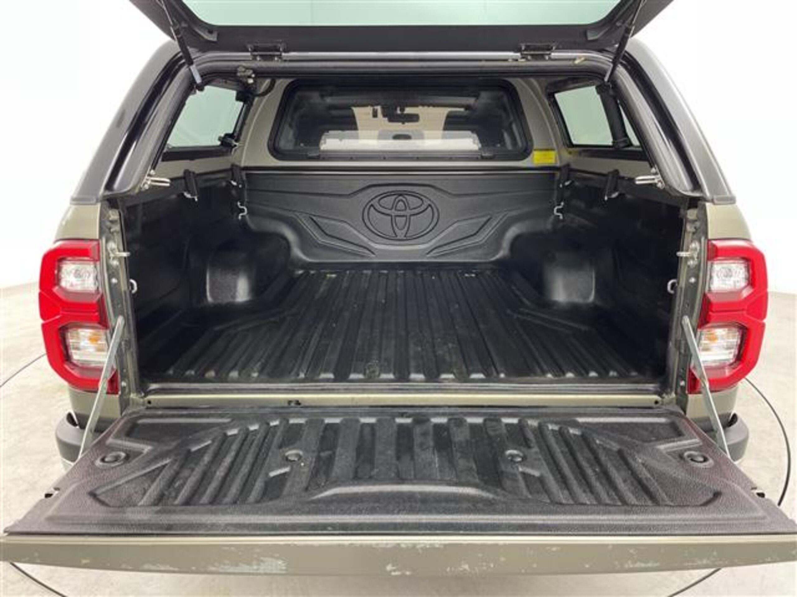 2023 Toyota Hilux — photo 3