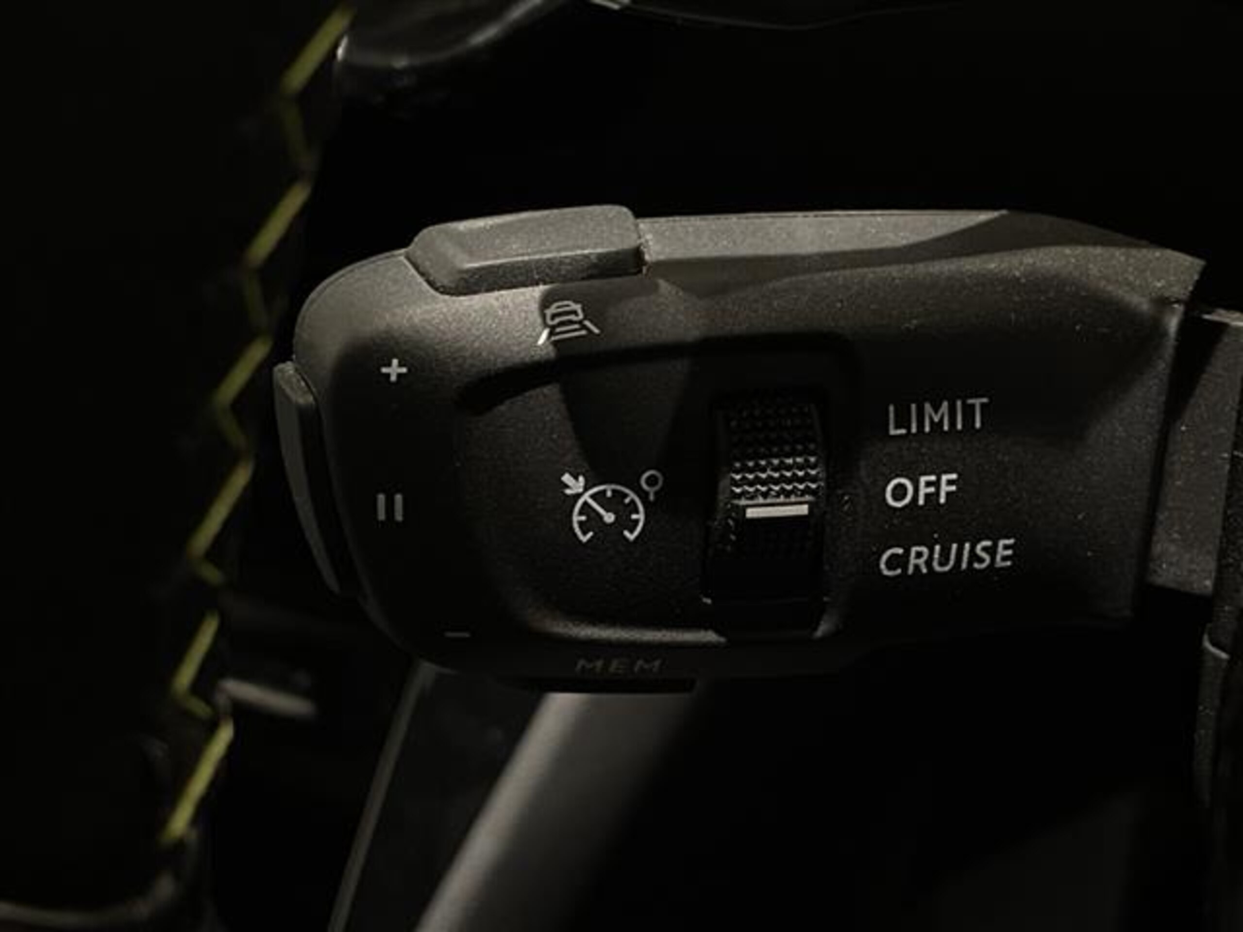 Peugeot 208 GT Line — photo 7