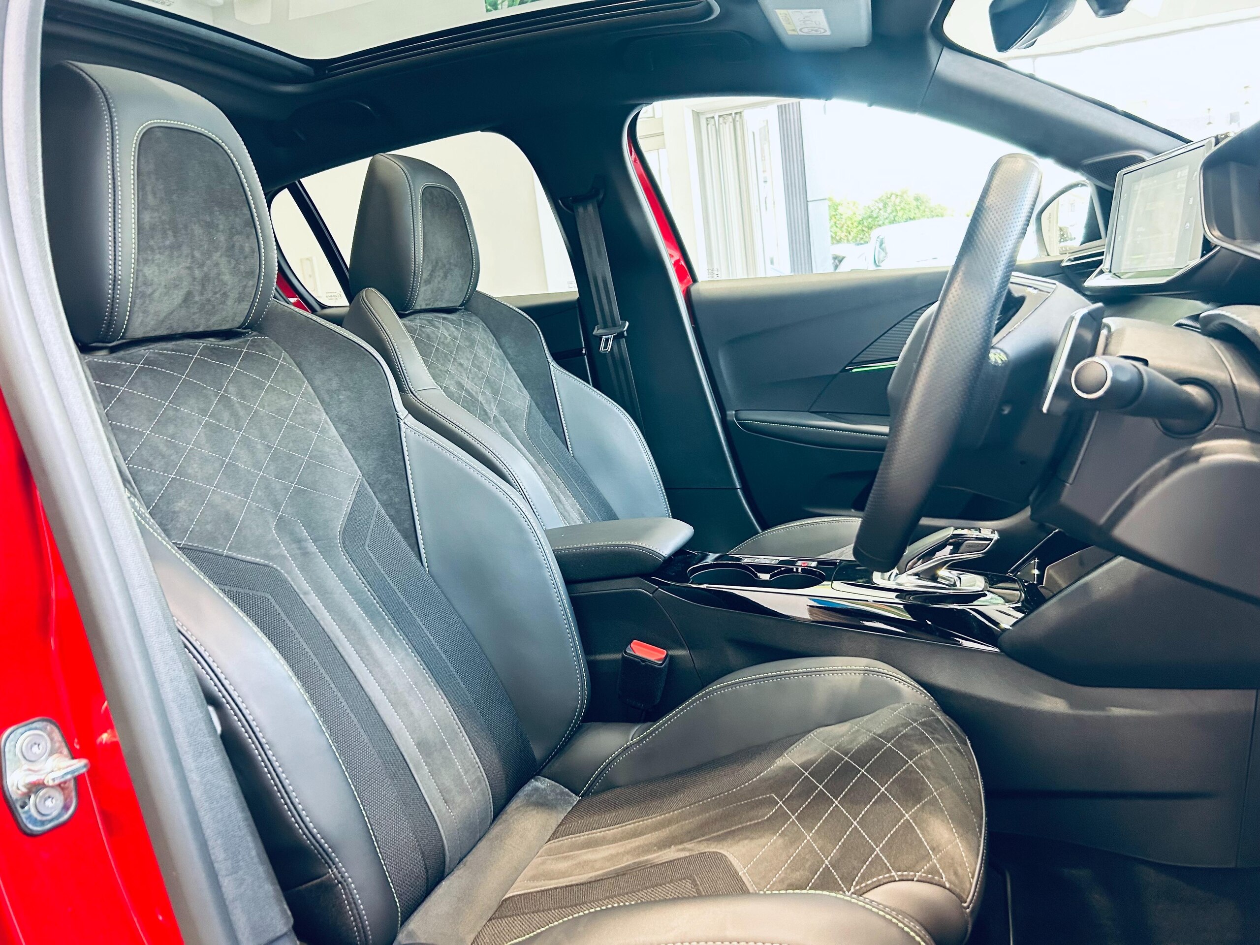 Peugeot 208GT — photo 9