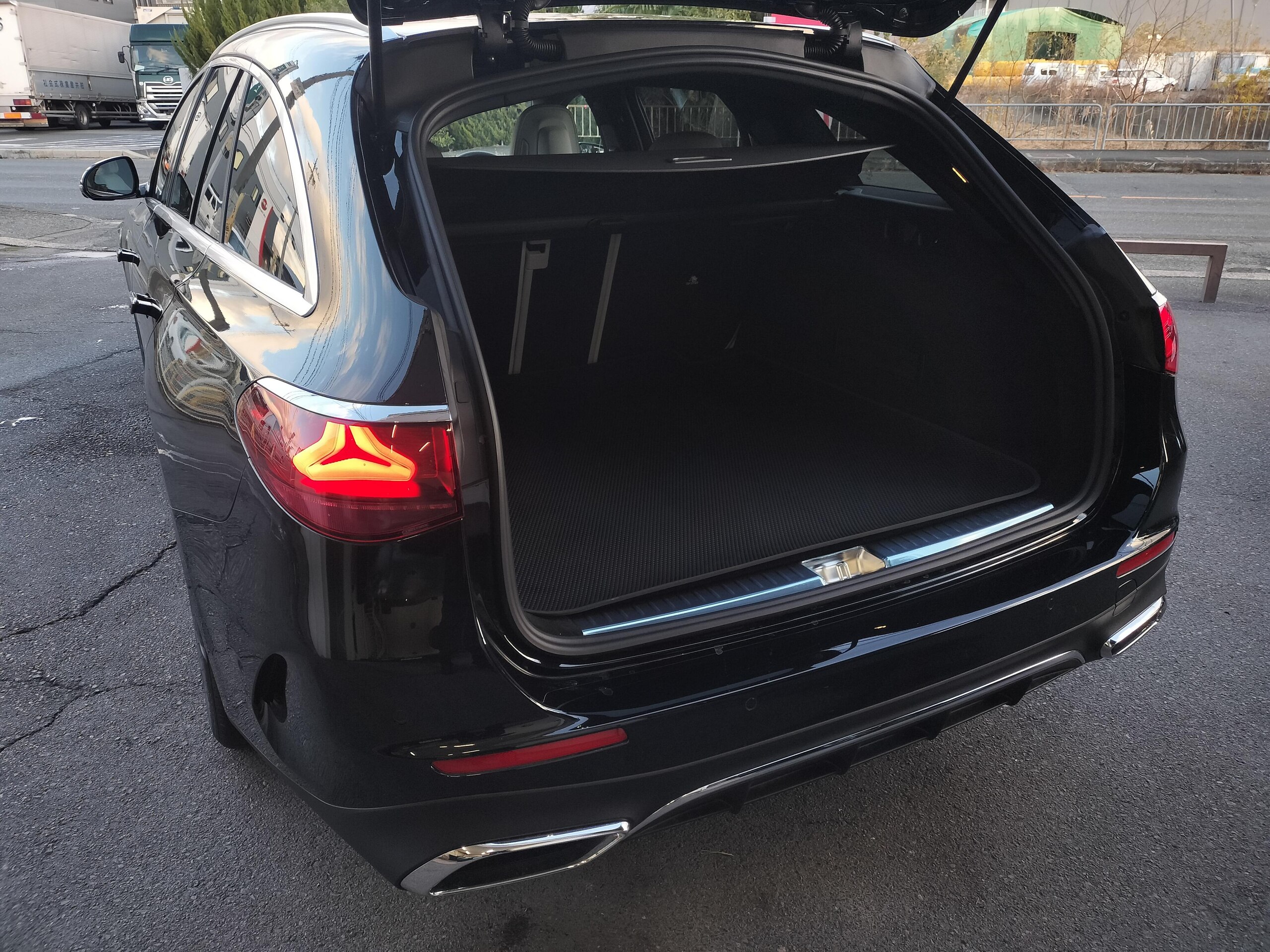 Mercedes-Benz E-Class Wagon E200 Avantgarde AMG Line Package (ISG Model) MP202501 Leather Exclusive P/Digital Interior P/Advanced P/Diamond Stitch Nappa Leather/Super Screen/Burmester Surround System/19AW/One Owner (Obsidian Black) — photo 9