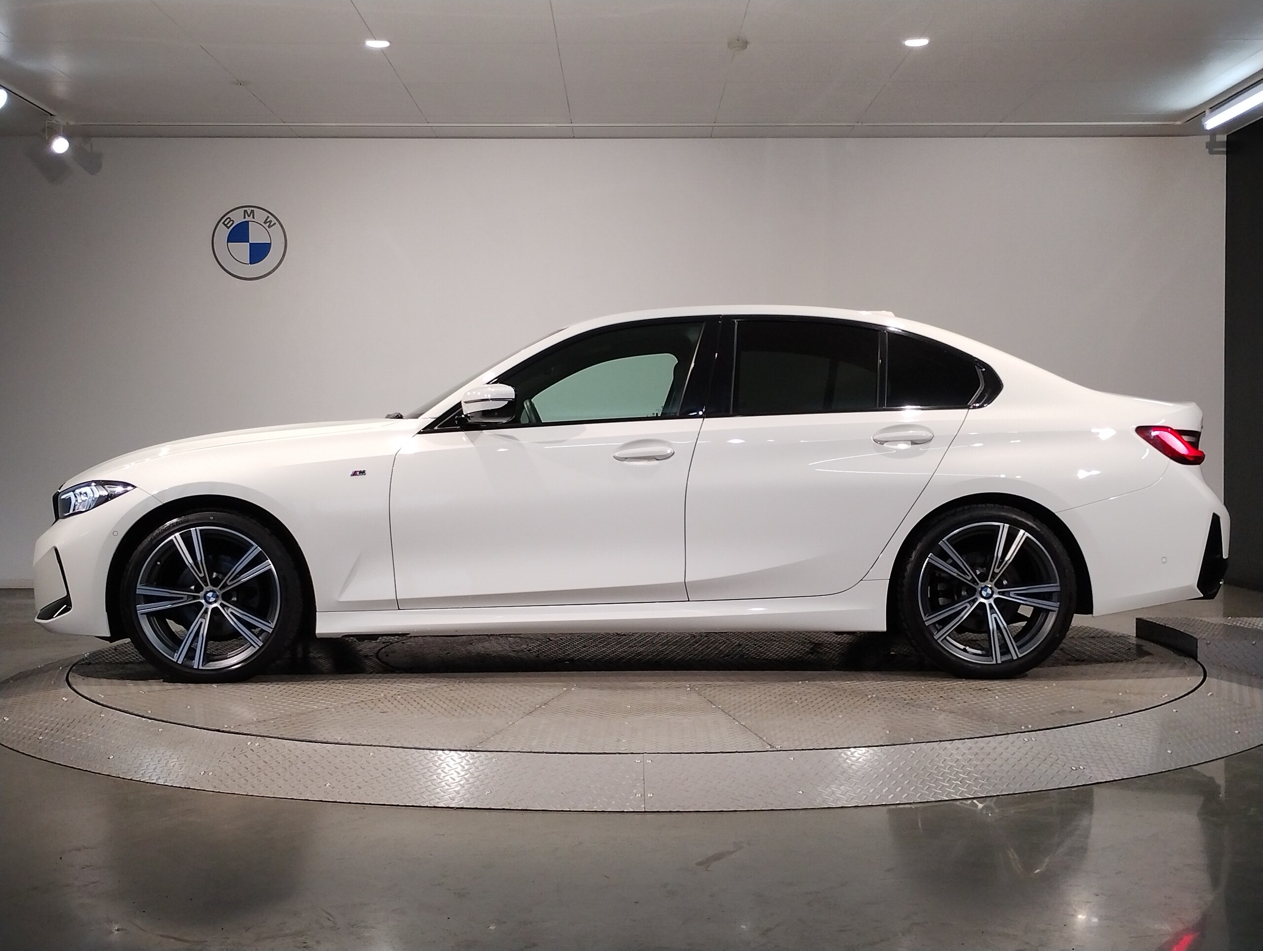 2024 Bmw 3 Series — photo 3