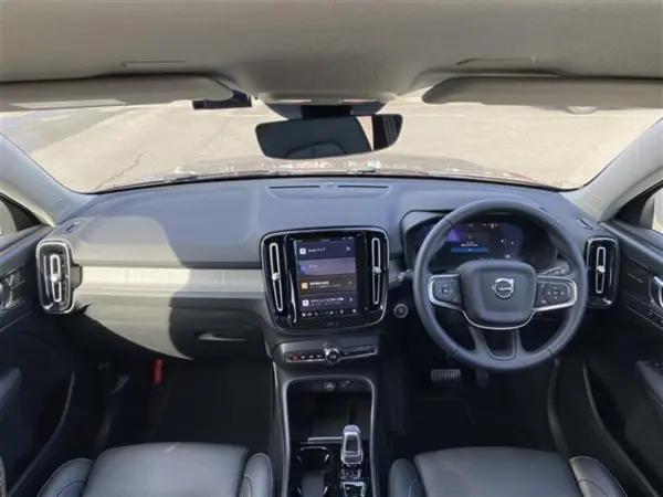 2022 Volvo Xc40 — photo 2