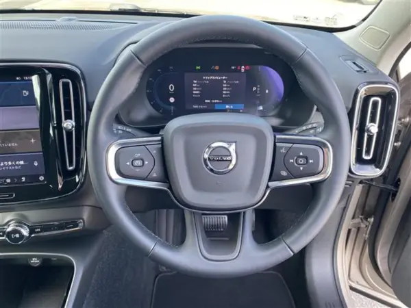 2022 Volvo Xc40 — photo 3