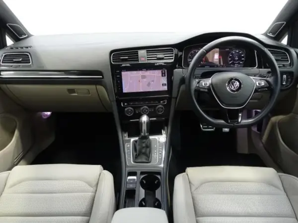 2019 Volkswagen Golf — photo 2