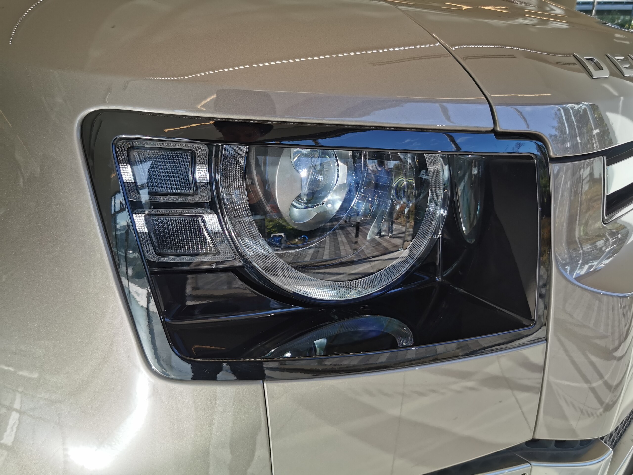 Land Rover Defender 90 SE 2.0L P300 4WD — photo 7