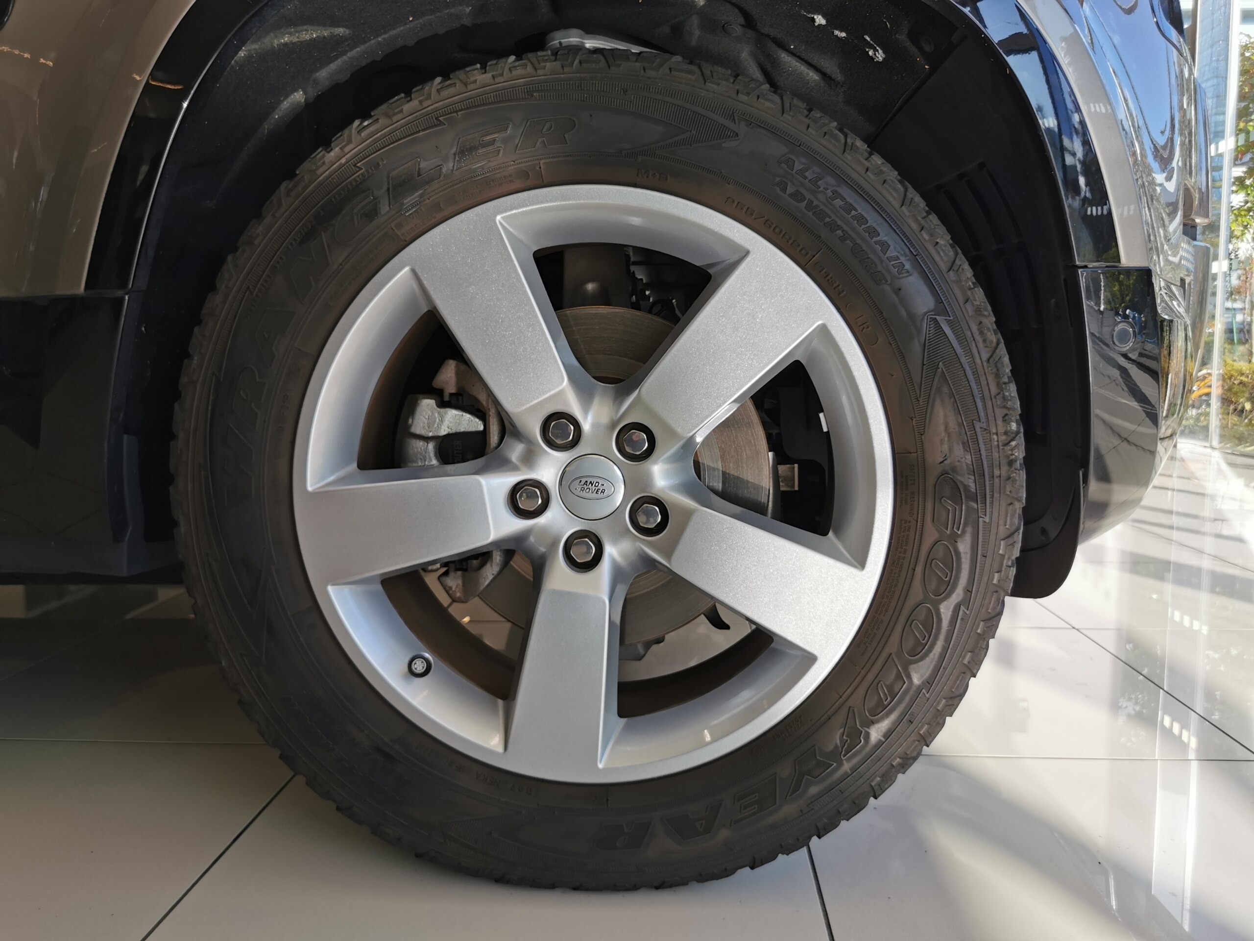 Land Rover Defender 90 SE 2.0L P300 4WD — photo 8