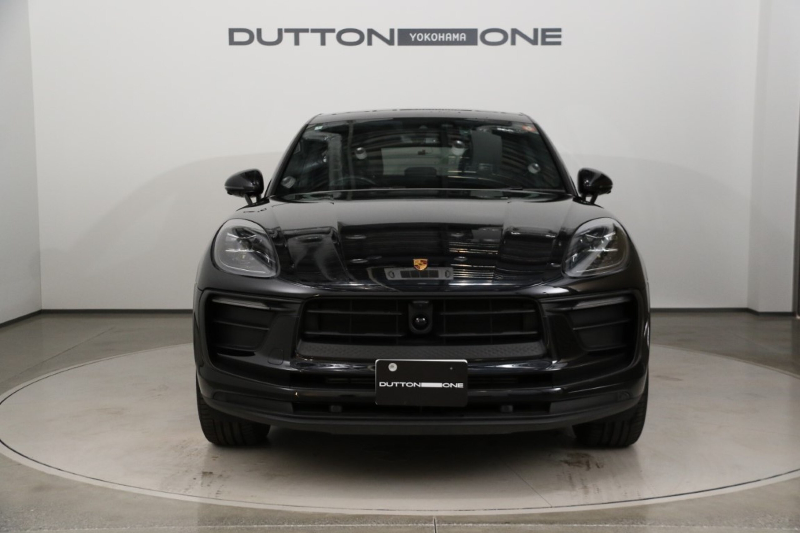 Porsche Macan PDK 4WD Sport Chrono Package Black Leather 19-inch All-Weather Tires Heated Seats Lane Keep Assist Adaptive Cruise Control (Black) — photo 7