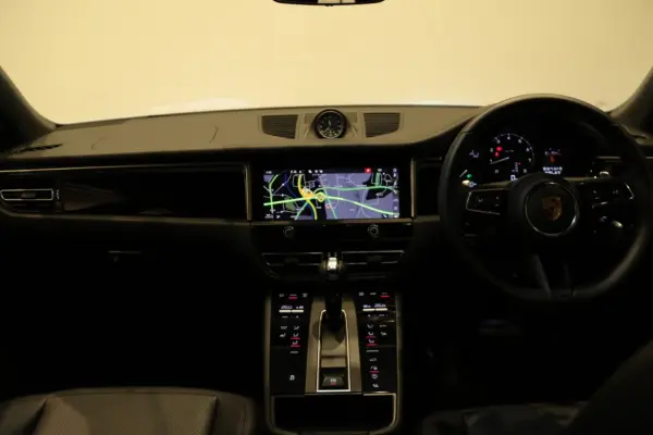 2024 Porsche Macan — photo 2