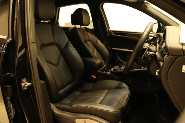 Porsche Macan PDK 4WD One Owner Sports Chrono Package Black Leather 19-inch Alloy Wheels Seat Heater Lane Keep Assist Adaptive Cruise Control (Black) — photo 8