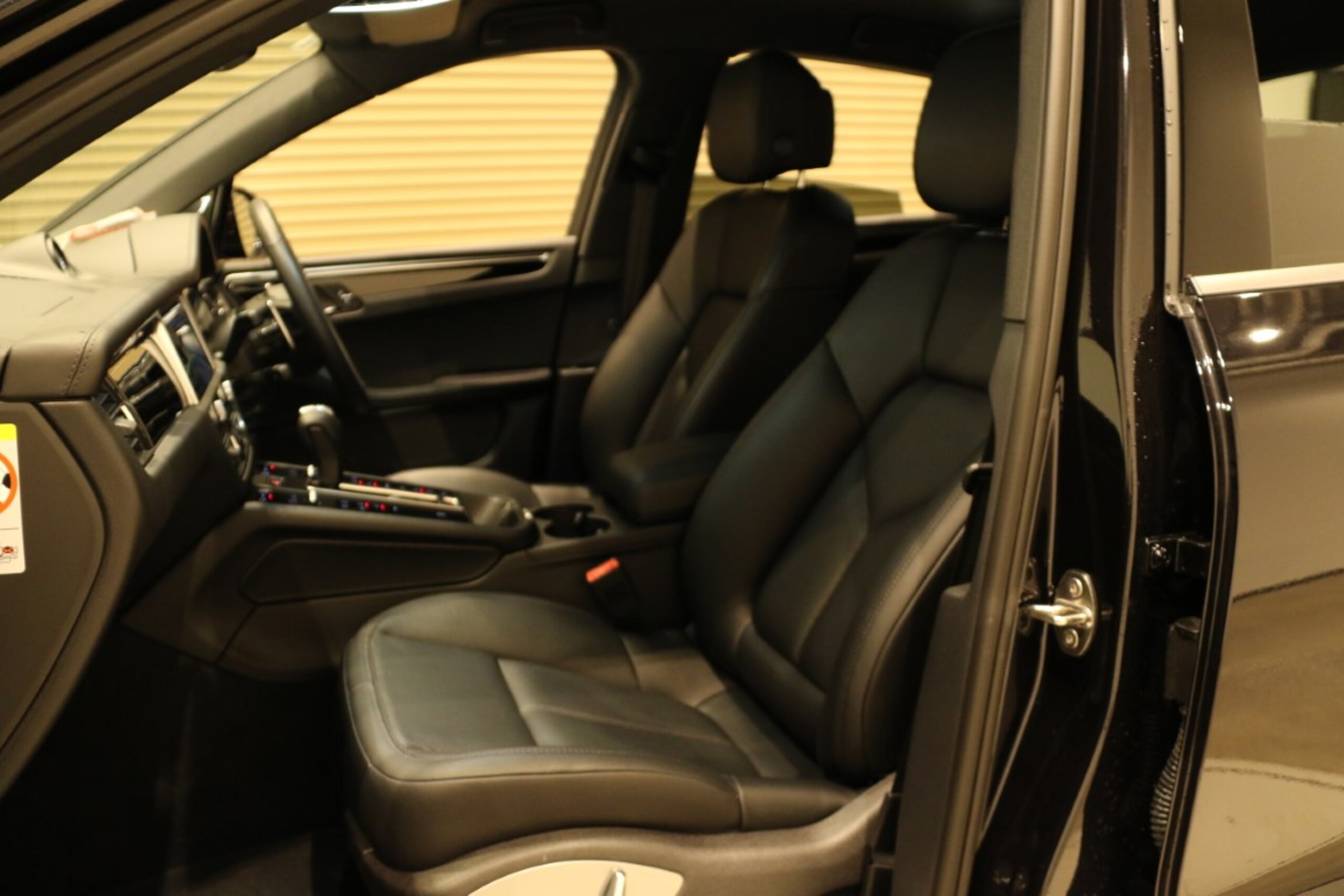 Porsche Macan PDK 4WD Sport Chrono Package Black Leather 19-inch All-Weather Tires Heated Seats Lane Keep Assist Adaptive Cruise Control (Black) — photo 9