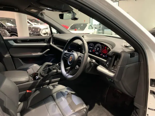 Porsche Cayenne 3.0 Tiptronic S 4WD 2025 Model Year with New Car Warranty Transfer (Carrara White Metallic) — photo 8