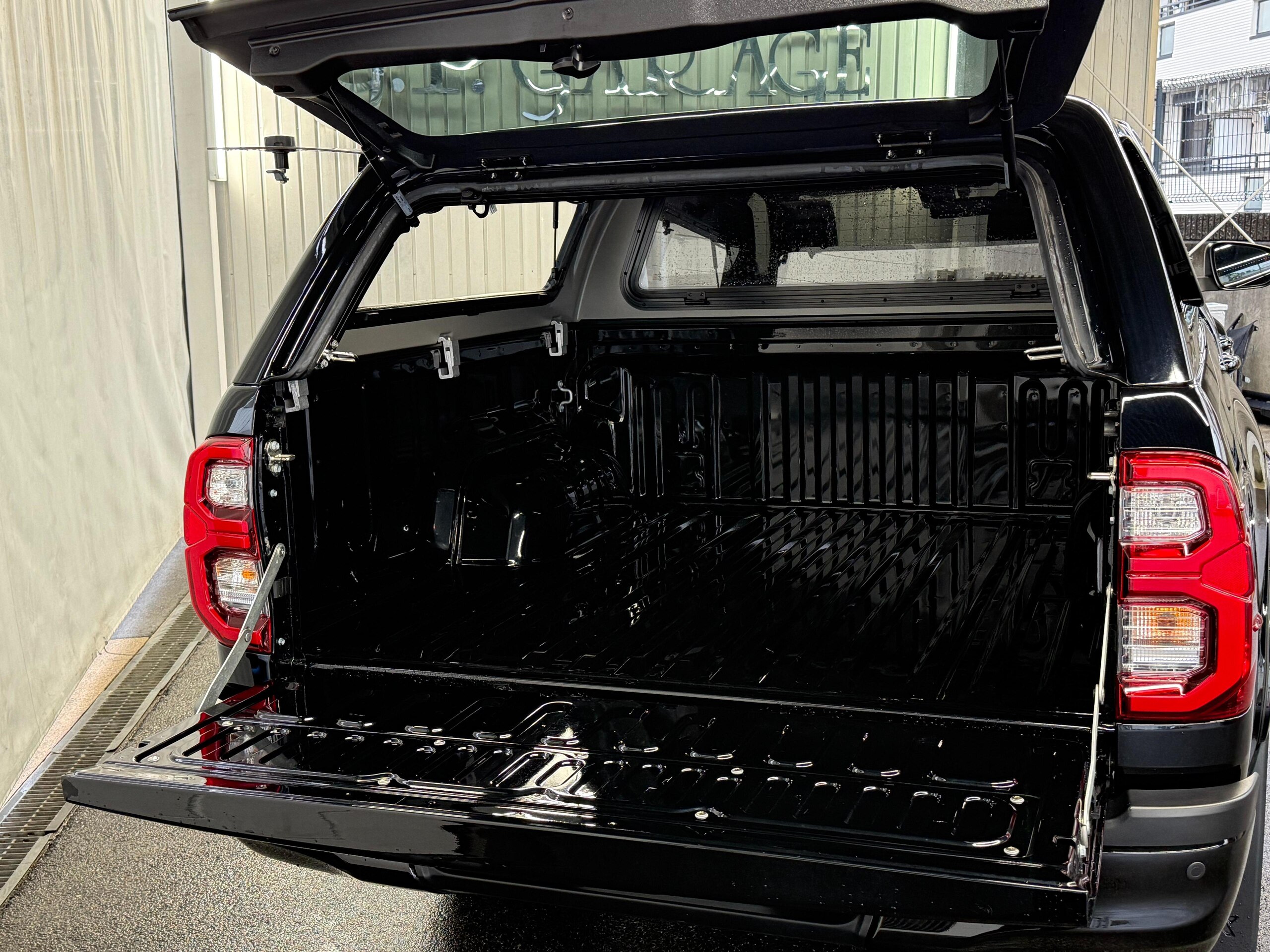 Toyota Hilux 2.4 Z GR Sport Diesel Turbo 4WD Canopy RAYS 17-inch Alloy Wheels GR Side Steps Muffler Cutter ETC Rear Camera 360-Degree Monitor Power Driver's Seat Tinted Film Cruise Control Bluetooth (Attitude Black Mica) — photo 8