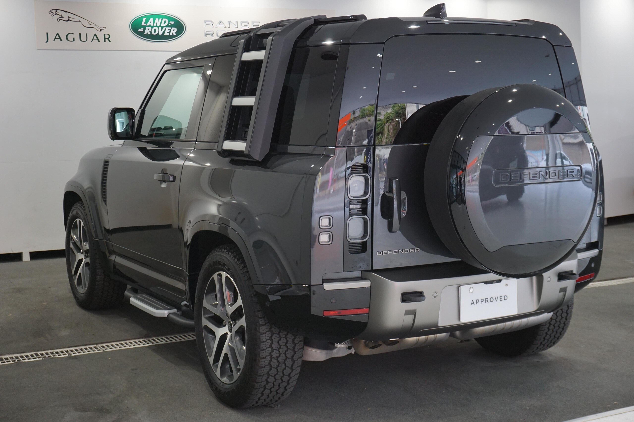 2023 Landrover Defender — photo 3