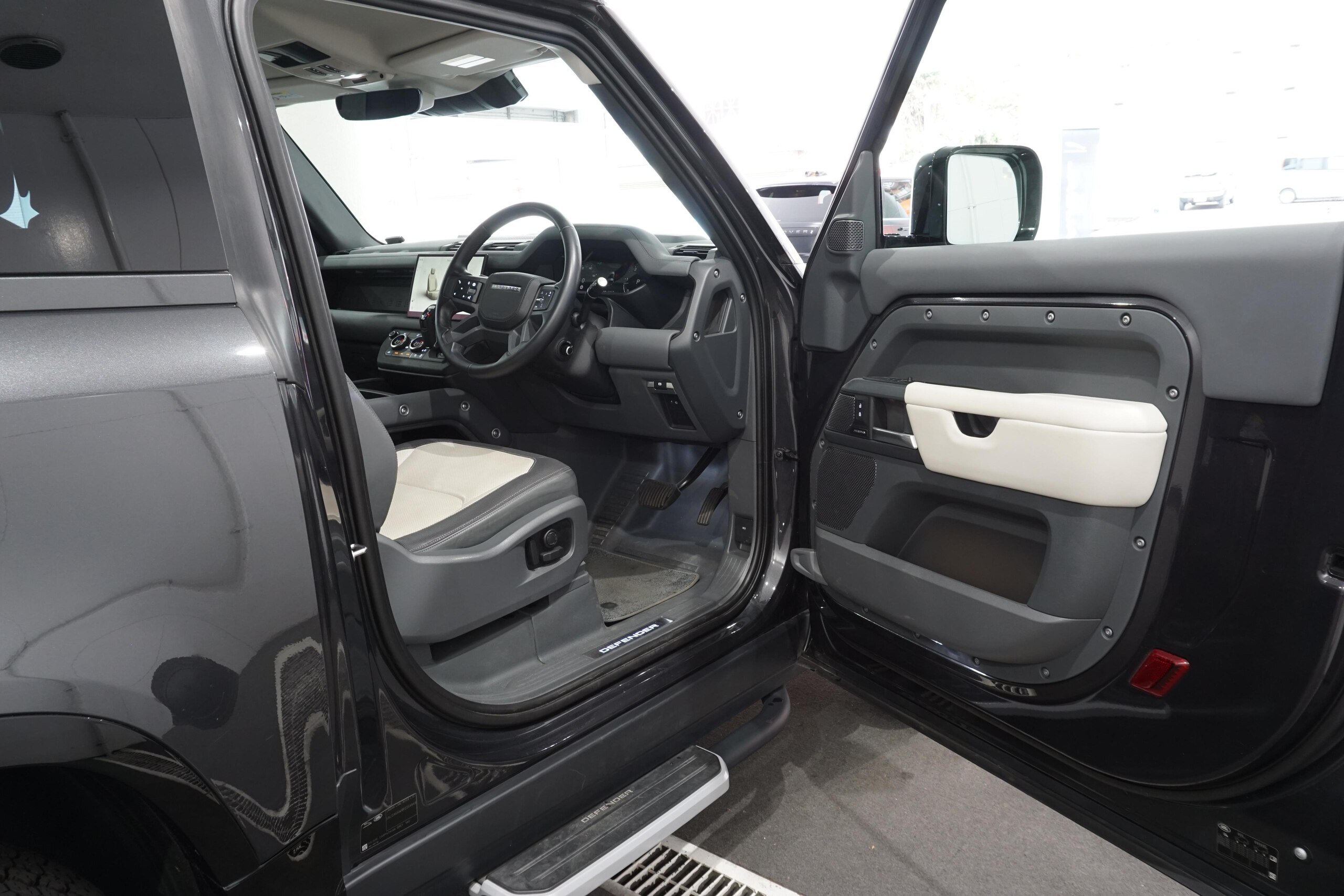 Land Rover Defender 90 X Dynamic HSE 3.0L D300 Diesel Turbo 4WD — photo 7