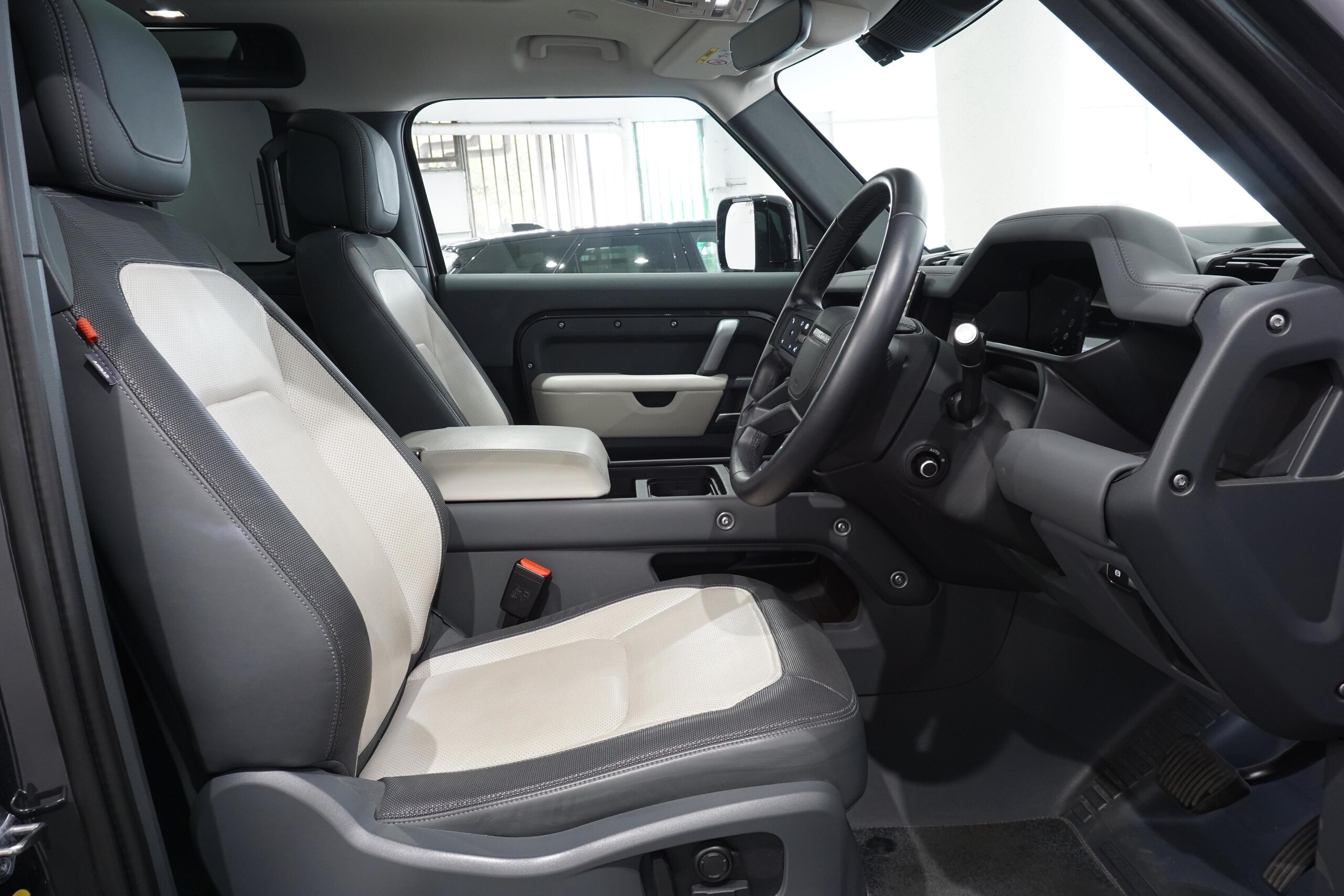 Land Rover Defender 90 X Dynamic HSE 3.0L D300 Diesel Turbo 4WD — photo 9