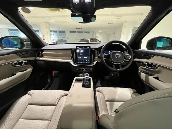 2025 Volvo Xc90 — photo 2