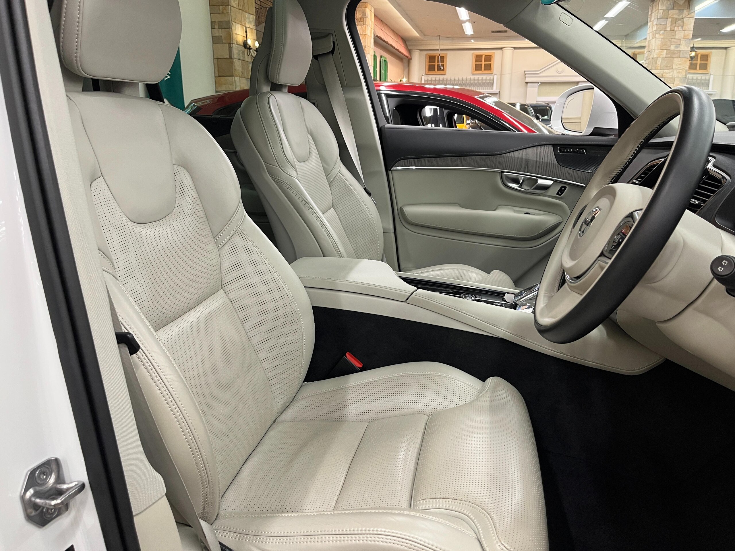 Volvo XC90 B6 AWD Inscription 4WD with Sunroof, Blond Leather, Harman Kardon, Non-Smoking, ACC, Collision Mitigation Braking, CarPlay, Android Auto, Navigation, Full-Seg TV, Front/Side/Rear & 360-Degree Cameras, Lane Departure Warning, Heated Seats, Ventilation, Power Seats, LED Headlights (Crystal White Pearl) — photo 8