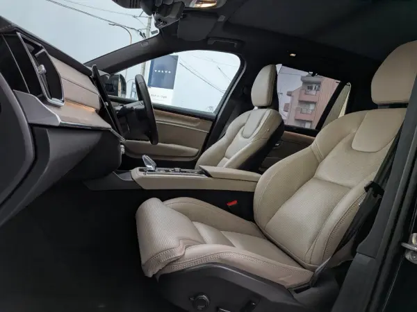 Volvo XC90 Ultimate T8 AWD Plug-in Hybrid 4WD Panoramic Glass Roof Genuine Leather Seats Front Seat Heaters Rear Seat Heaters Front Seat Massage Apple CarPlay Android Auto Compatible Power Tailgate Park Assist 360-Degree View Camera Keyless (Onyx Black Metallic) — photo 9