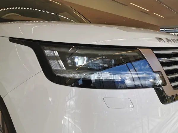 Land Rover Range Rover SV 4.4L P530 Standard Wheelbase 4WD Non-Smoking 1 Owner Brown Leather SR Power Steering HUD Seat HC MERIDIAN Signature ClearSight Interior Rear View Mirror 23-inch Alloy Wheels Wireless Device Charging Seat Massage Rear Seat Multi-Monitor (Ostuni Pearl White (Metallic)) — photo 7