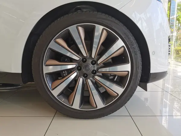 Land Rover Range Rover SV 4.4L P530 Standard Wheelbase 4WD Non-Smoking 1 Owner Brown Leather SR Power Steering HUD Seat HC MERIDIAN Signature ClearSight Interior Rear View Mirror 23-inch Alloy Wheels Wireless Device Charging Seat Massage Rear Seat Multi-Monitor (Ostuni Pearl White (Metallic)) — photo 8