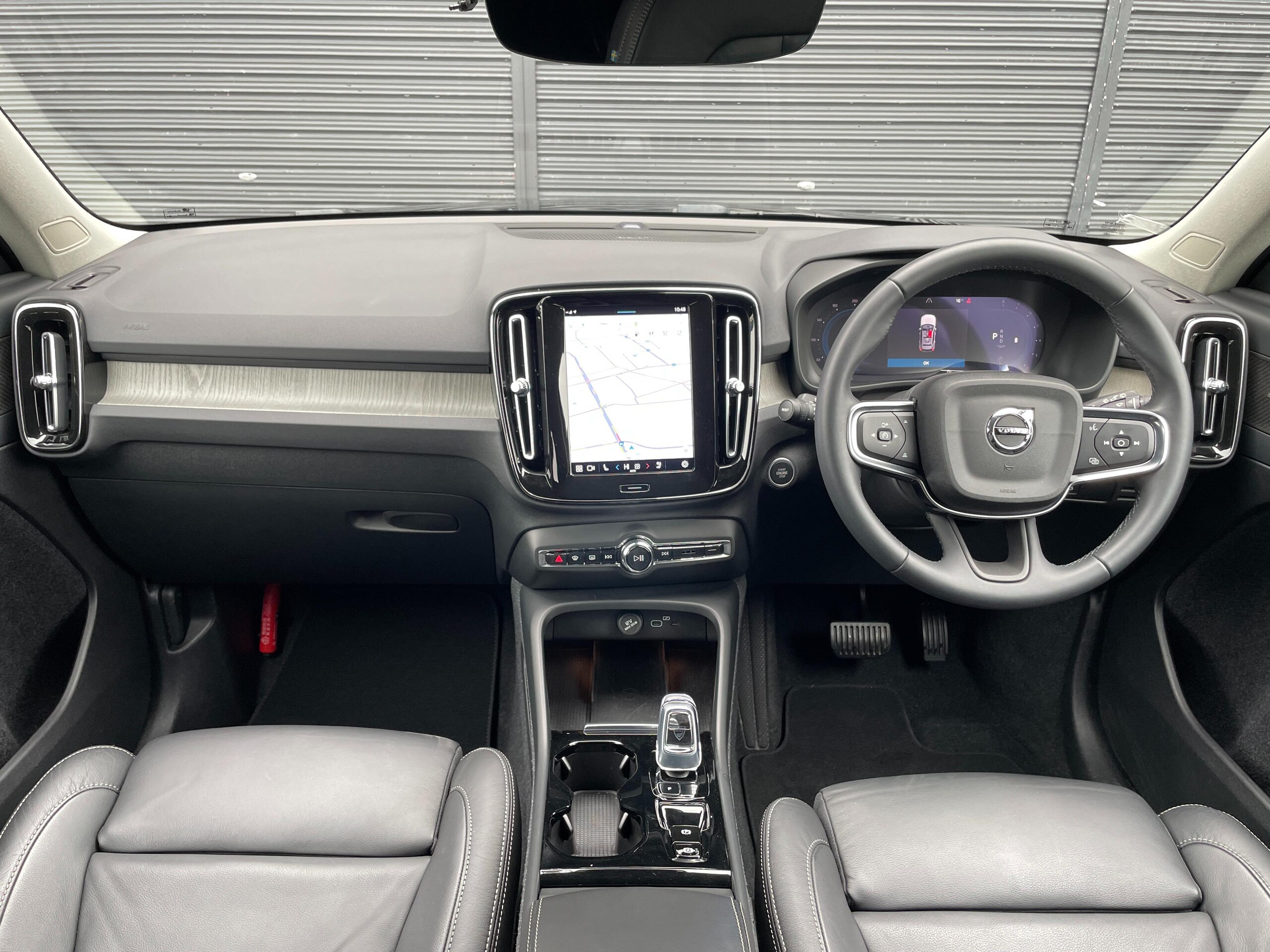 2023 Volvo Xc40 — photo 2